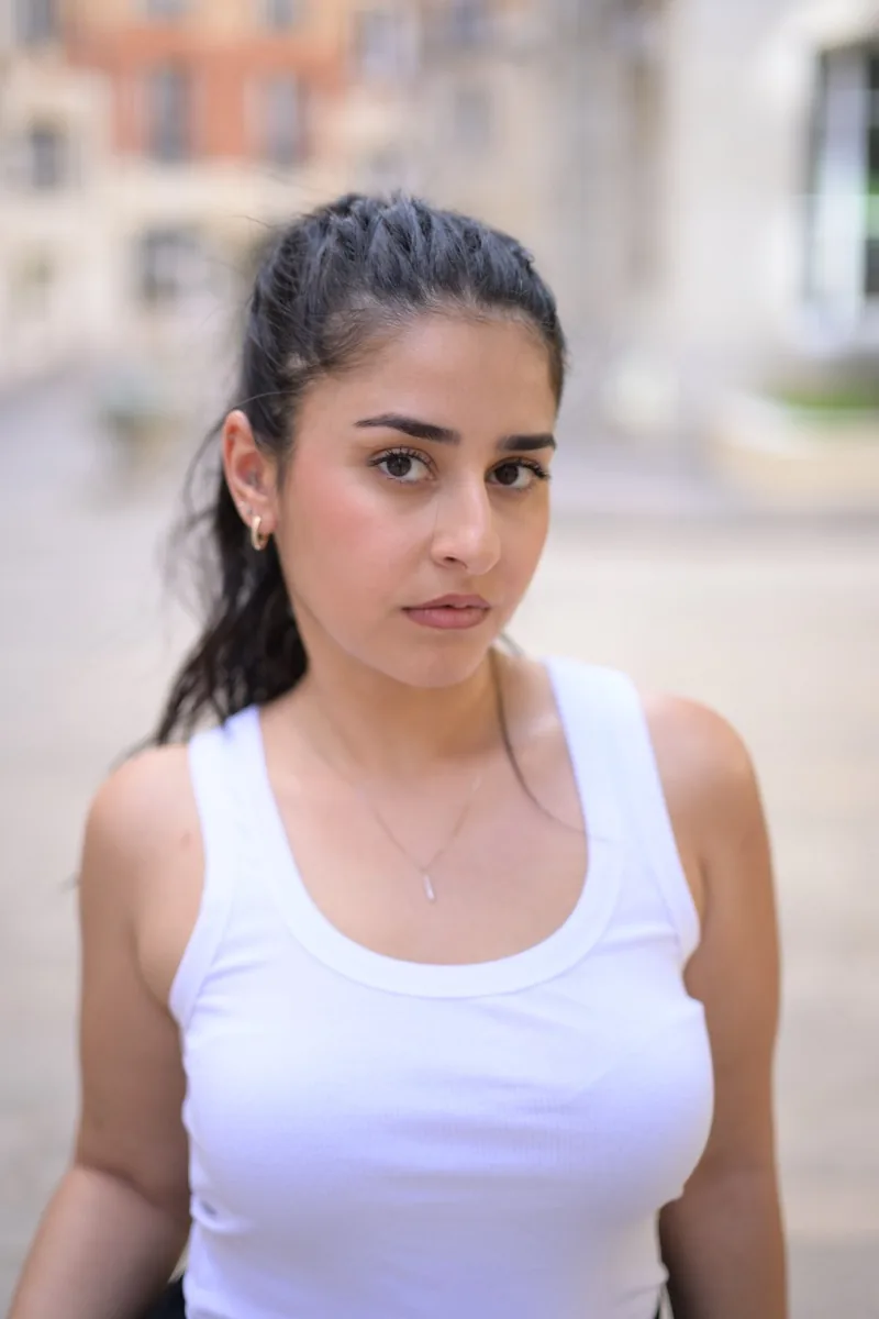 Portrait de Dilara Aydin réalisé pour un book photo comédien Troubadours