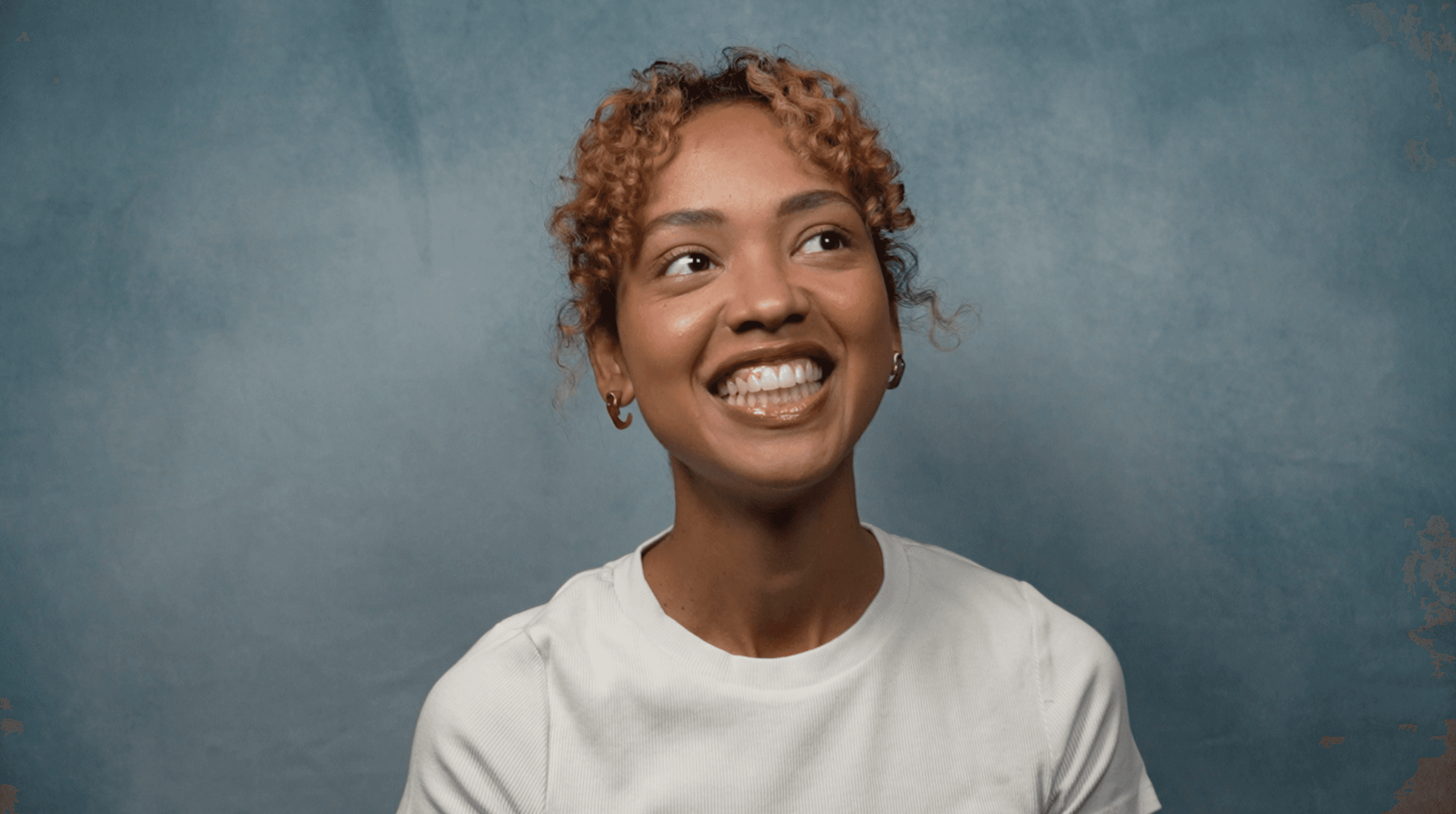 Comédien filmant une self-tape dans le studio Troubadours